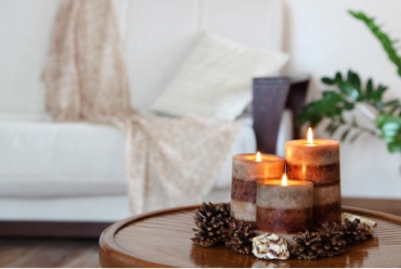 zapalone świeczki na stoliku